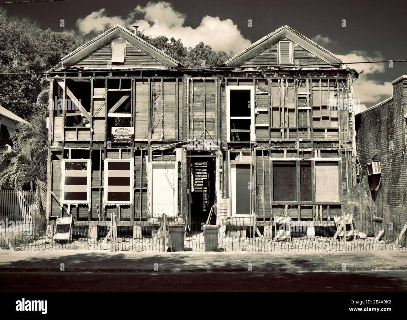 Ristrutturazione di due vecchie case nella storica Key West, Florida. Destinazione di vacanza. La facciata della casa è completamente rimossa. Foto Stock