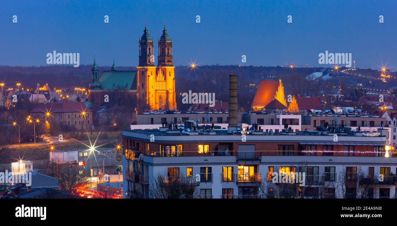 Vista aerea di Poznan con la Cattedrale di Poznan al tramonto, Polonia Foto Stock