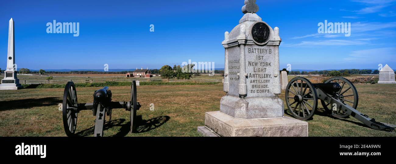 Monumento a Battery B, primo artiglieria leggera di New York con il primo Monumento di Fanteria del Minnesota sullo sfondo, Gettysburg National Military Park, Gettysburg, Pennsylvania, USA Foto Stock