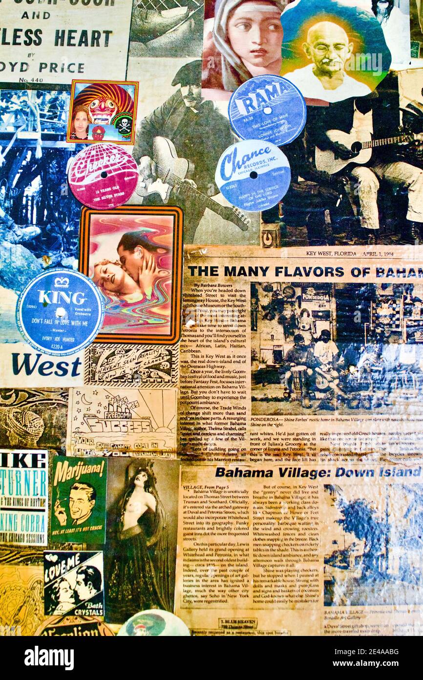 Disaccoppiamento di vecchi giornali e altri cimeli sul muro al Blue Heaven Bar nella storica Key West, Florida Foto Stock