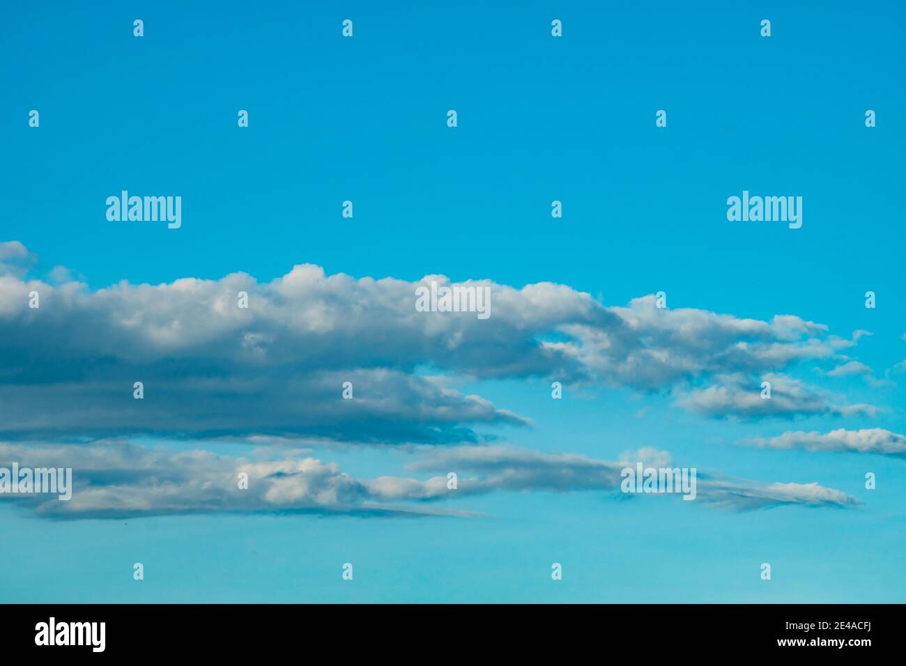 Cielo azzurro sfondo con belle nuvole Foto Stock