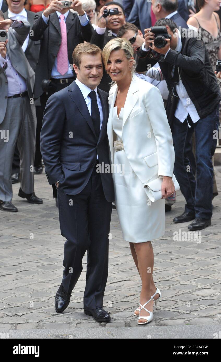 Laurence Ferrari et Renaud Capucon quittent la Mairie du XVIeme arrondissement de Paris le 3 juillet 2009, apres leur mariage civile. Foto di ABACAPRESS.COM Foto Stock