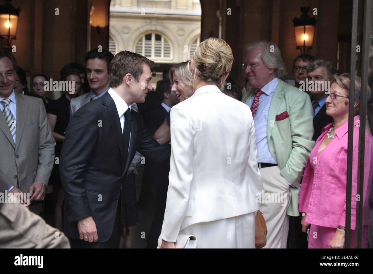 Laurence Ferrari et Renaud Capucon quittent la Mairie du XVIeme arrondissement de Paris le 3 juillet 2009, apres leur mariage civile. Foto di ABACAPRESS.COM Foto Stock