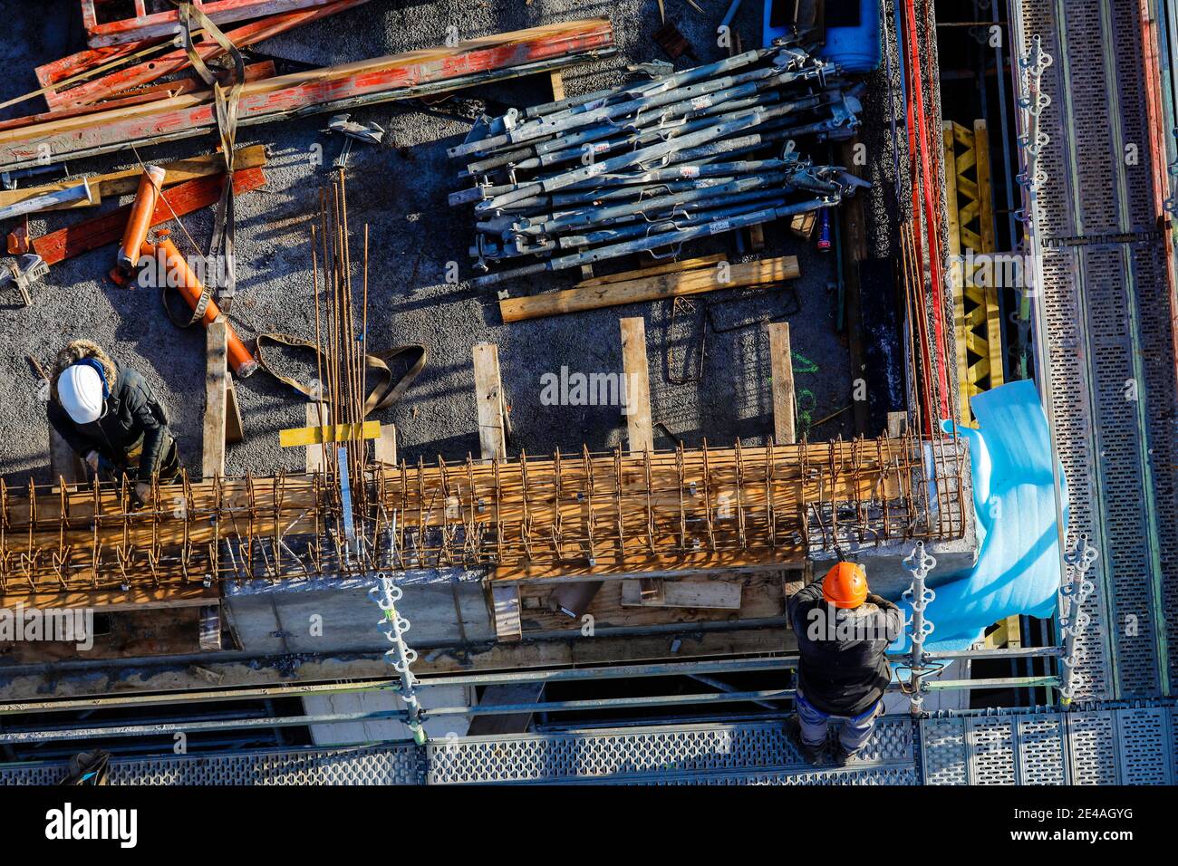 Oberhausen, area della Ruhr, Renania Settentrionale-Vestfalia, Germania - i lavoratori edili stanno lavorando su una cassaforma in cemento in un cantiere. Foto Stock