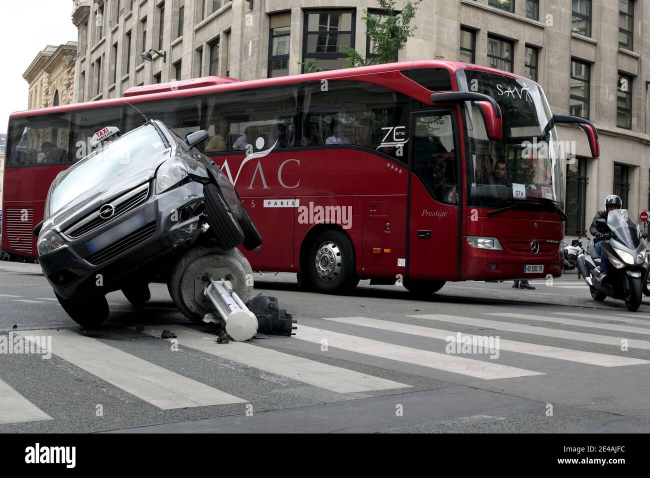 Un taxi Cab ha avuto uno strano incidente su Montmartre Street a Parigi, in Francia, il 10 luglio 2009. Foto di Stephane Lemouton/ABACAPRESS.COM Foto Stock