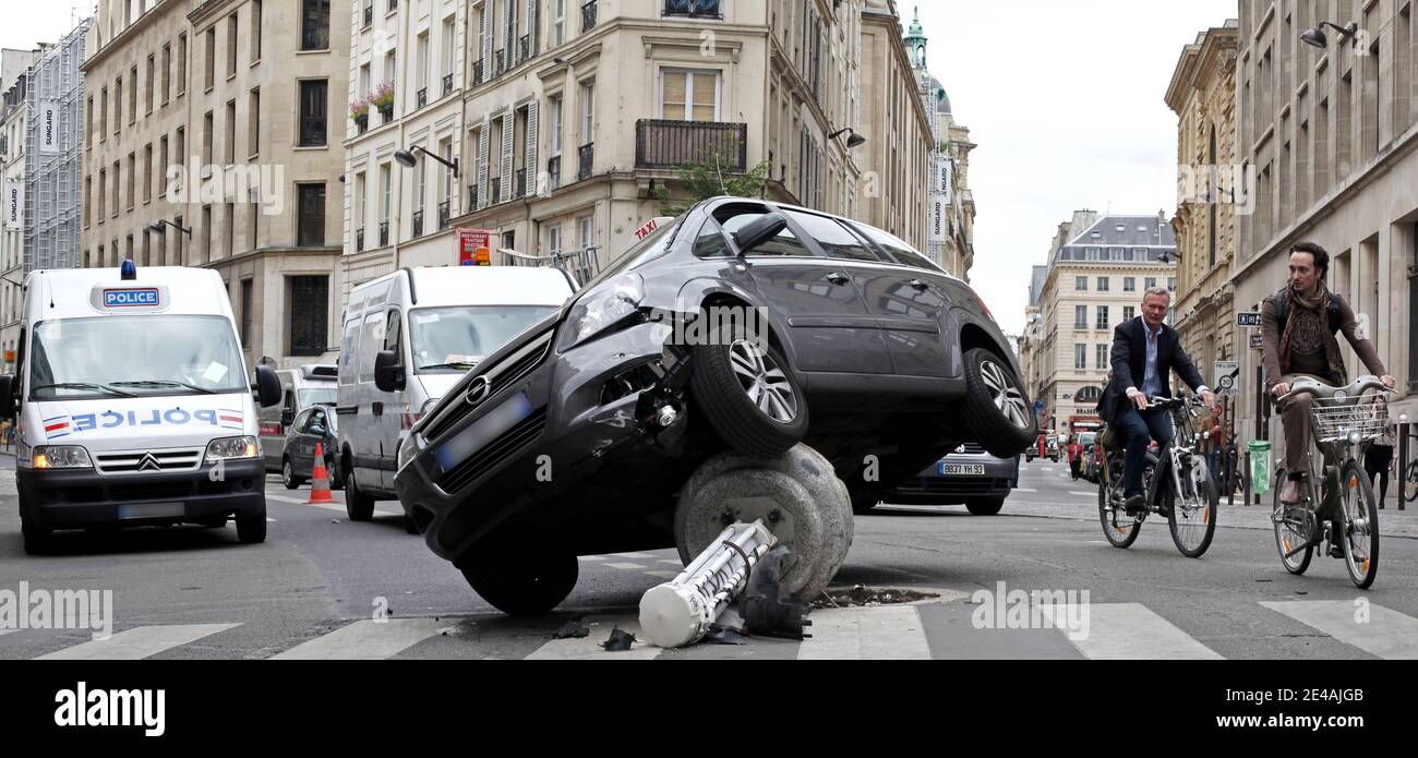 Un taxi Cab ha avuto uno strano incidente su Montmartre Street a Parigi, in Francia, il 10 luglio 2009. Foto di Stephane Lemouton/ABACAPRESS.COM Foto Stock