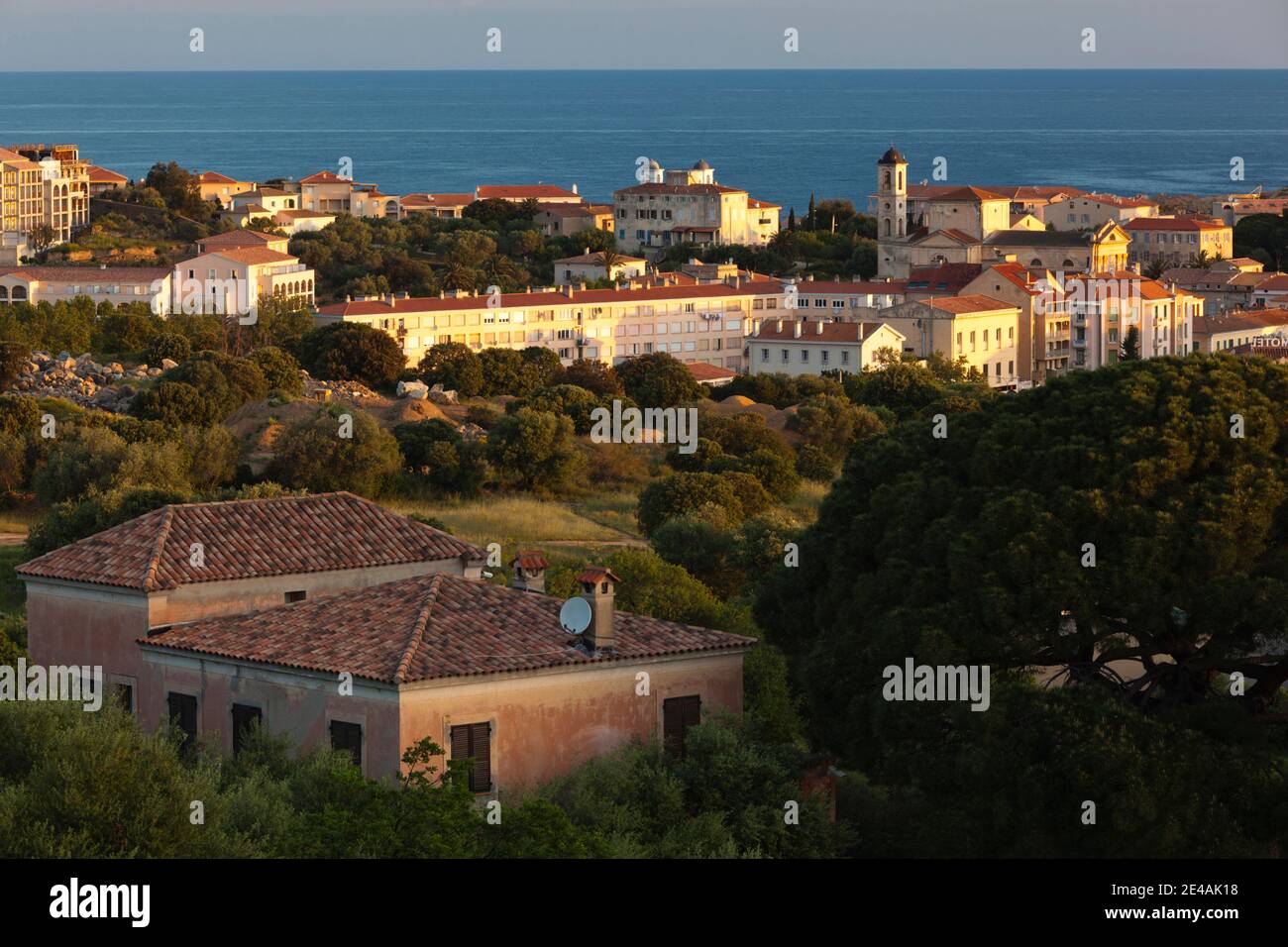 Città sul lungomare, Ile De la pietra, l'Ile-Rousse, la Balagne, Haute-Corse, Corsica, Francia Foto Stock Città sul lungomare, Ile De la pietra, l'Ile-Rousse, la Balagne, Haute-Corse, Corsica, Francia Foto Stock