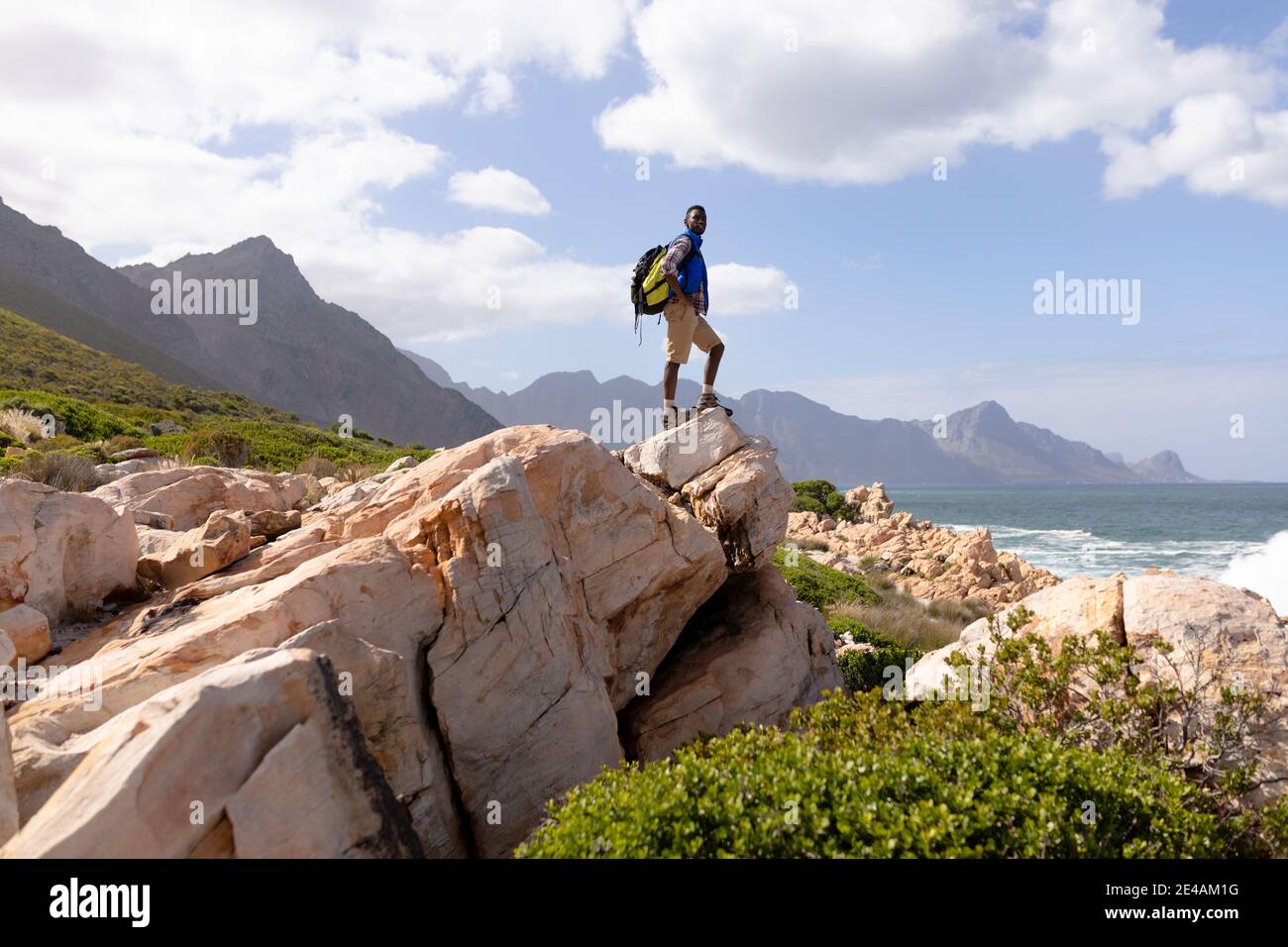 Fit afrcan americano uomo indossando zaino escursioni sulla costa Foto Stock