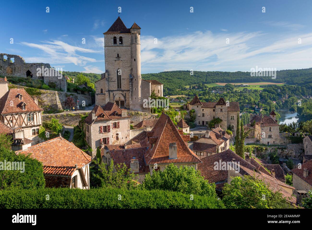Vista mattutina sul borgo medievale di Saint Cirq Lapopie nella Valle del Lot, Occitanie, Francia Foto Stock