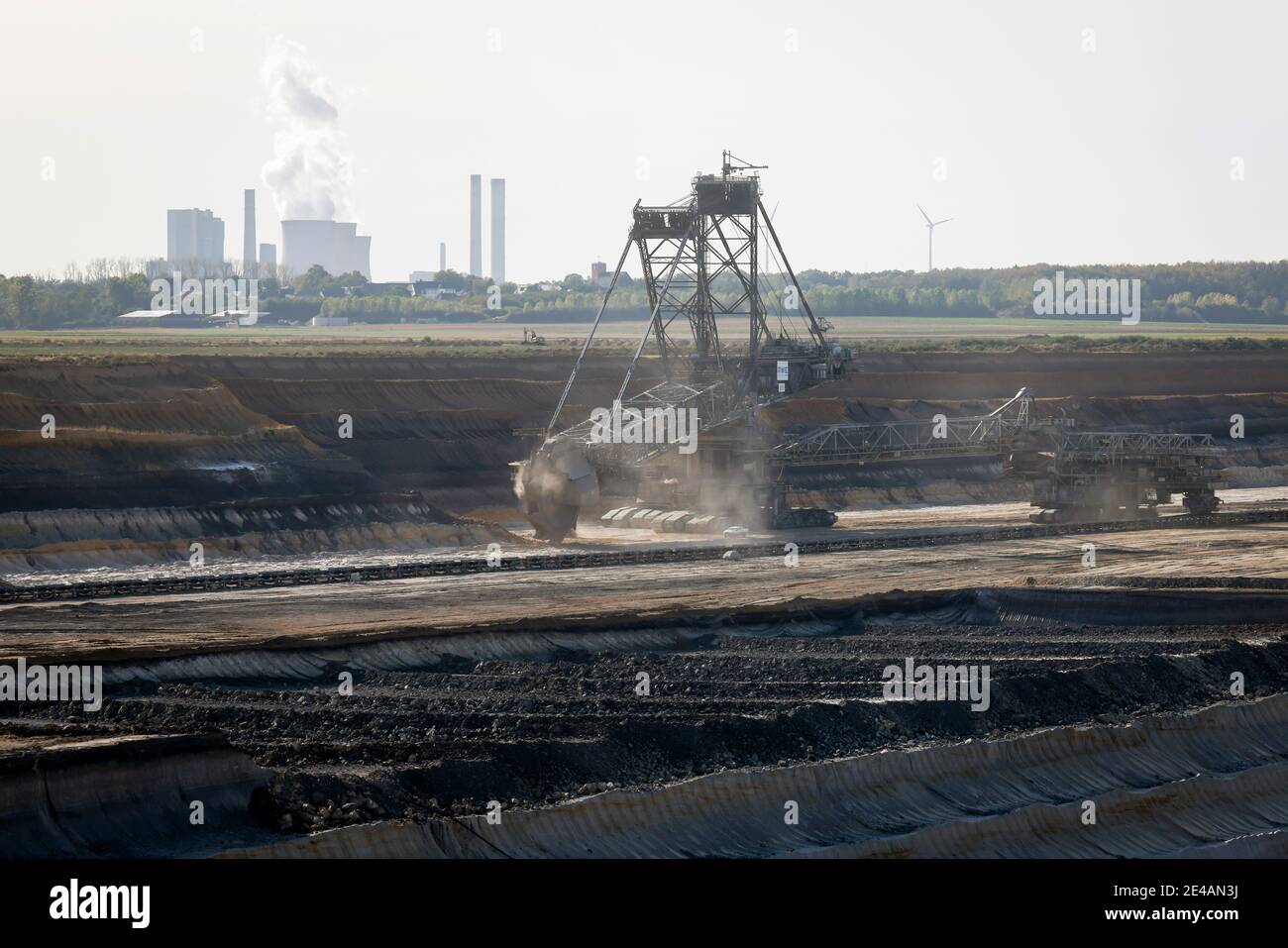 Inden, Renania Settentrionale-Vestfalia, Germania - miniera di lignite RWE Inden, l'estrazione serve esclusivamente a fornire la centrale di Weisweiler, la miniera di lignite a cielo aperto di Inden appartiene al distretto di lignite renana, nonché la miniera a cielo aperto di Garzweiler e la miniera a cielo aperto di Hambach, Con la centrale elettrica di lignite Weisweiler sullo sfondo. Foto Stock