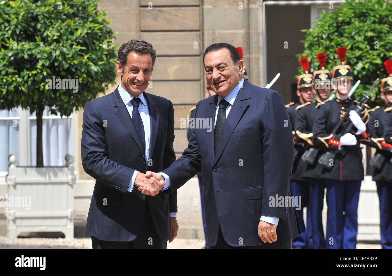 Il presidente francese Nicolas Sarkozy accoglie il suo omologo egiziano Hosni Mubarak prima di un pranzo al Palazzo Elysee, a Parigi, in Francia, il 21 luglio 2009. Foto di Mousse/ABACAPRESS.COM Foto Stock