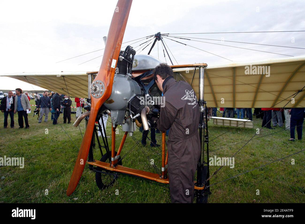 Il pilota francese Edmond Salis con il figlio di Bleriot, in viaggio verso dover in un monoplano Bleriot XI in tessuto e legno. Un originale restaurato dell'aereo in cui Louis Bleriot attraversò la Manica 100 anni fa ha ripetuto con successo la storica f dell'aviatore francese Foto Stock