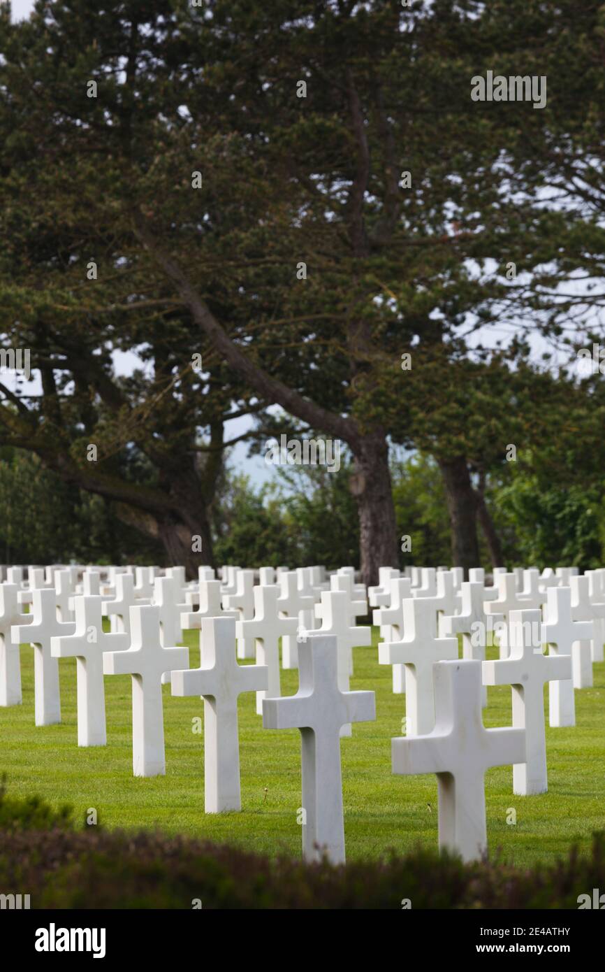Croci cristiane che segnano tombe di soldati americani caduti, cimitero e memoriale americano, Colleville-sur-Mer, D-Day Beaches Area, Calvados, Normandia, Francia Foto Stock
