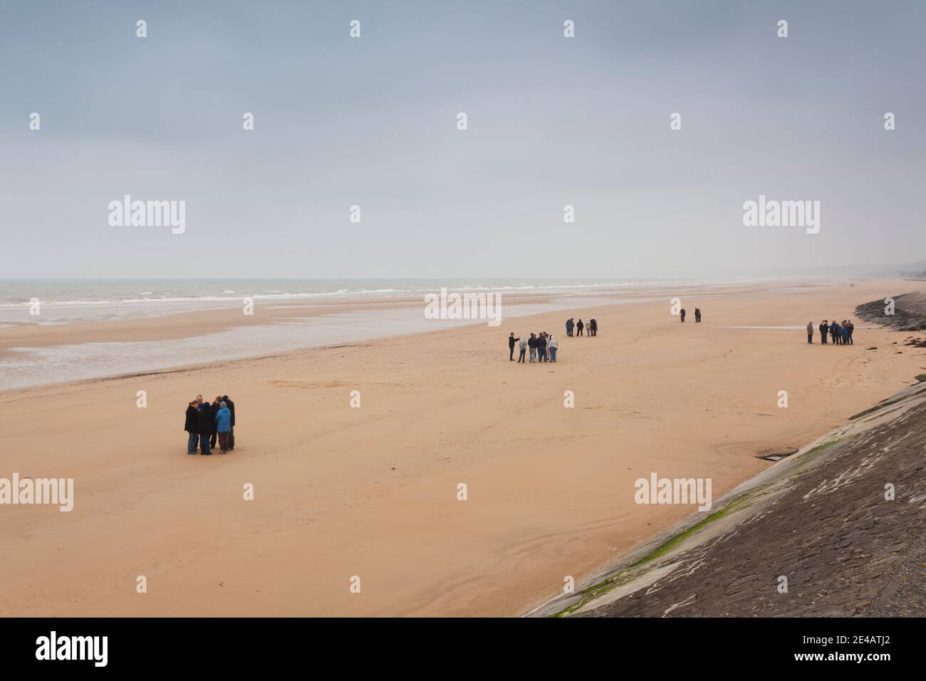 Turisti sulla spiaggia, Omaha Beach, Saint-Laurent-sur-Mer, D-Day Beaches Area, Calvados, Normandia, Francia Foto Stock