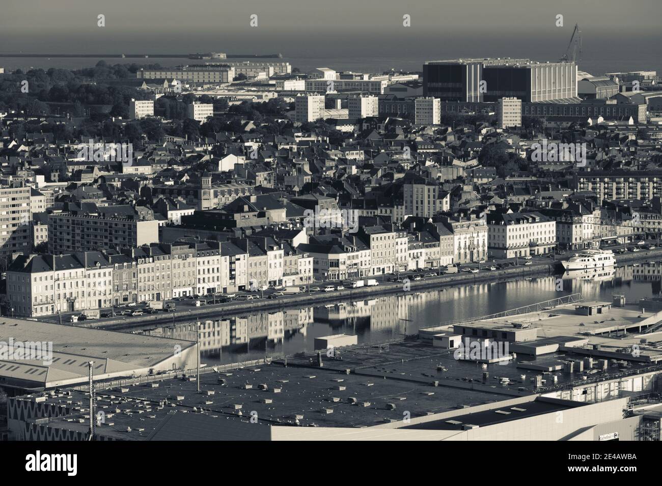 Vista elevata della città di Cherbourg da Fort du Roule, Cherbourg-Octeville, Manica, Normandia, Francia Foto Stock