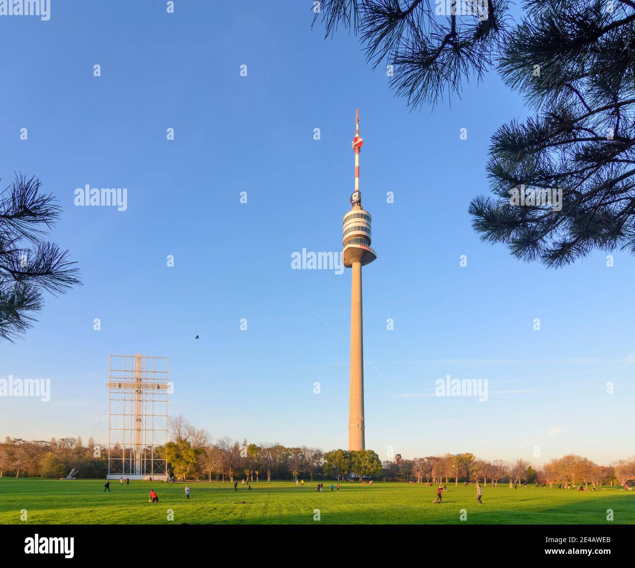 Vienna, torre Donauturm, parco Donaupark, attraversare Papstkreuz, la gente fa sport nel 22. Donaustadt, Austria Foto Stock