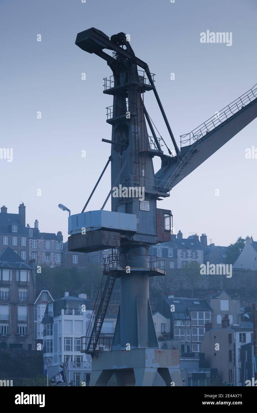 Vista ad angolo basso della gru da carico, Granville, Manica, Normandia, Francia Foto Stock
