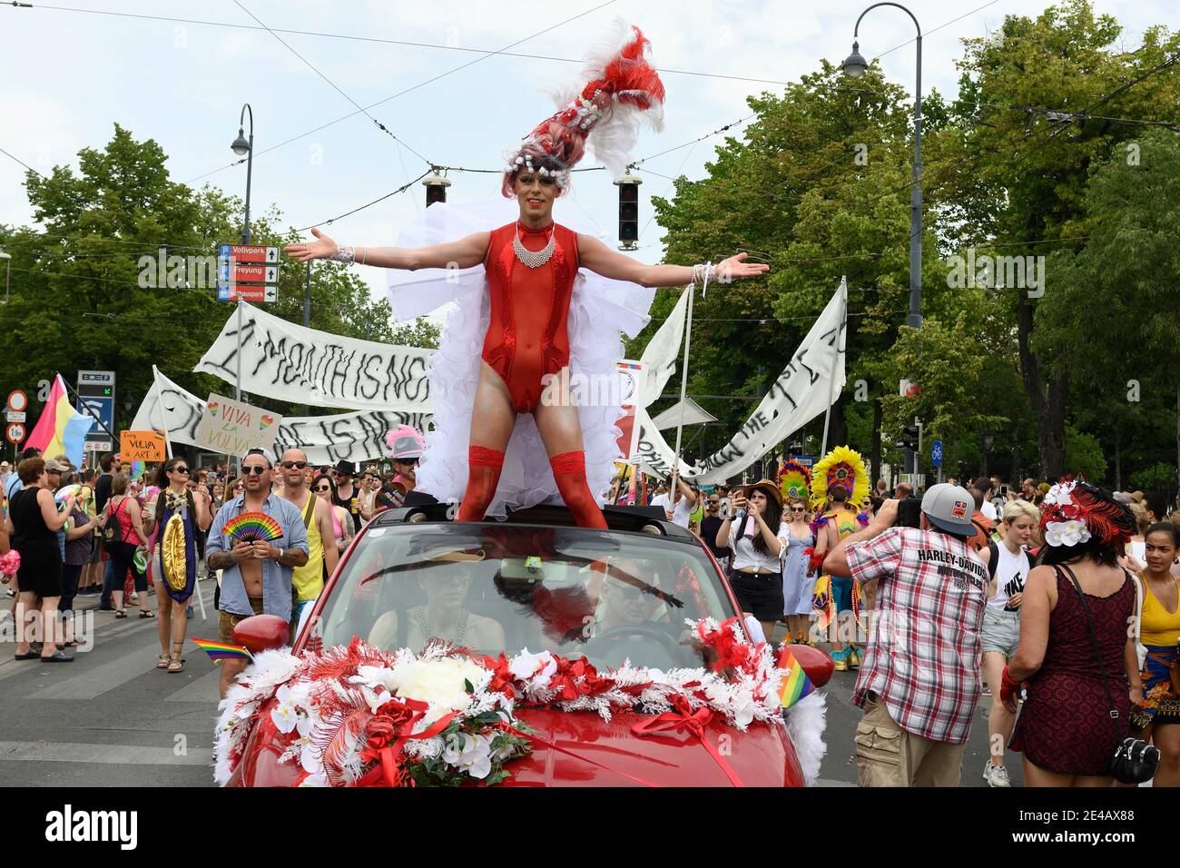 Vienna, Austria. 15 giugno 2019. Rainbow Parade 2019, EuroPride a Vienna. Foto Stock