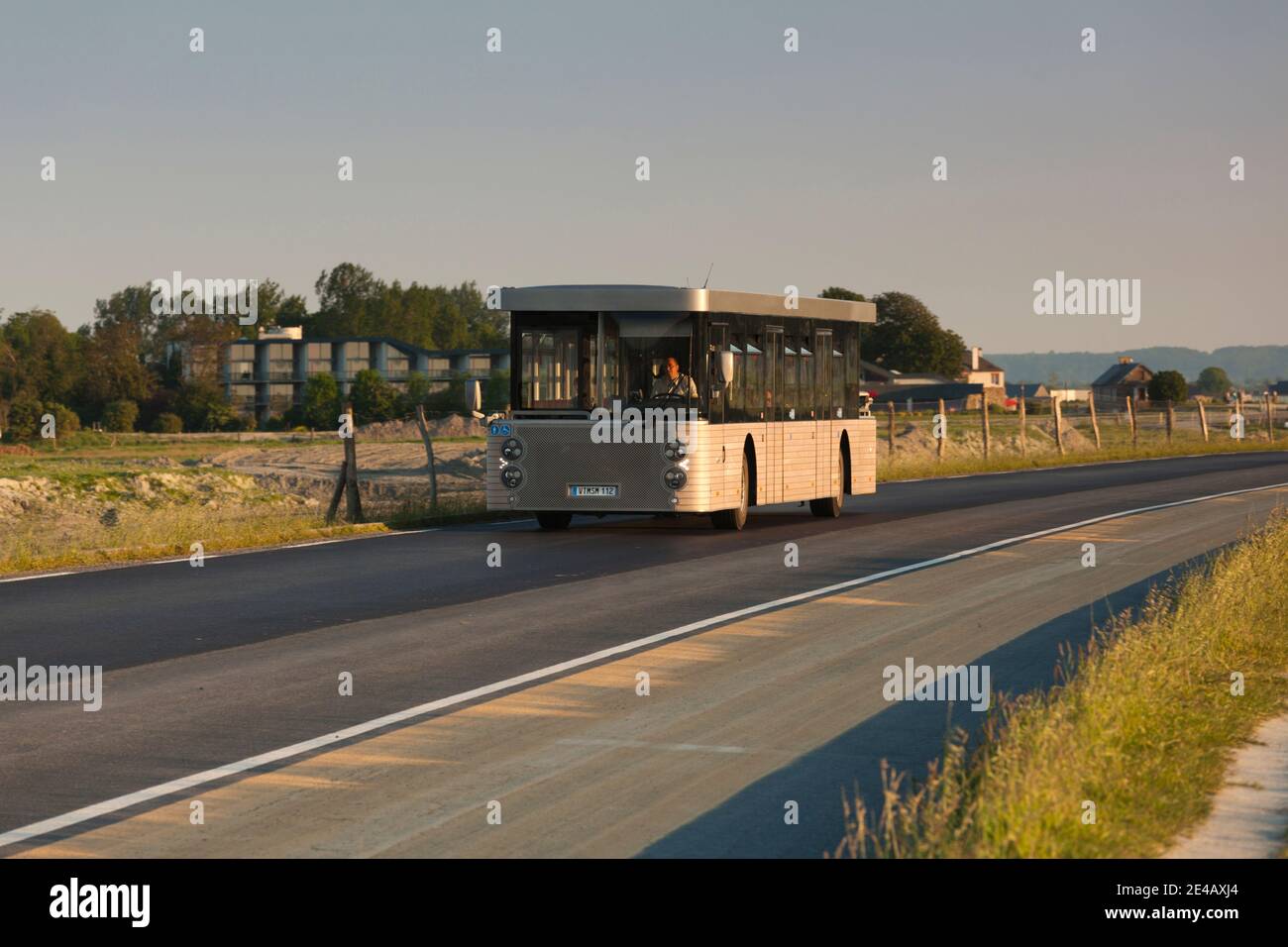 Tour bus che si muove sulla strada, Mont Saint-Michel, Manica, Normandia, Francia Foto Stock