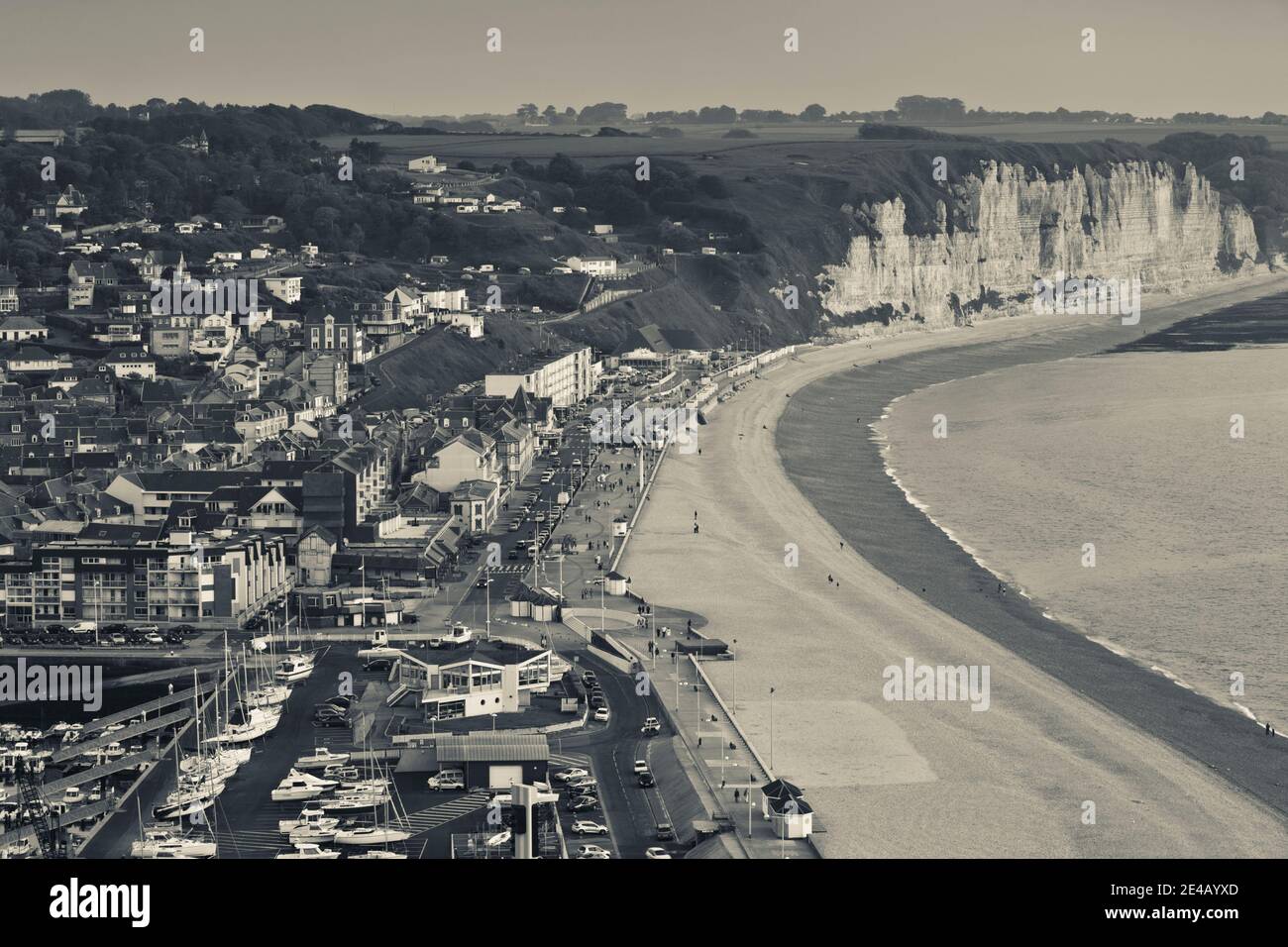 Vista elevata della città al tramonto, Fecamp, dipartimento Senna Marittima, Normandia, Francia Foto Stock