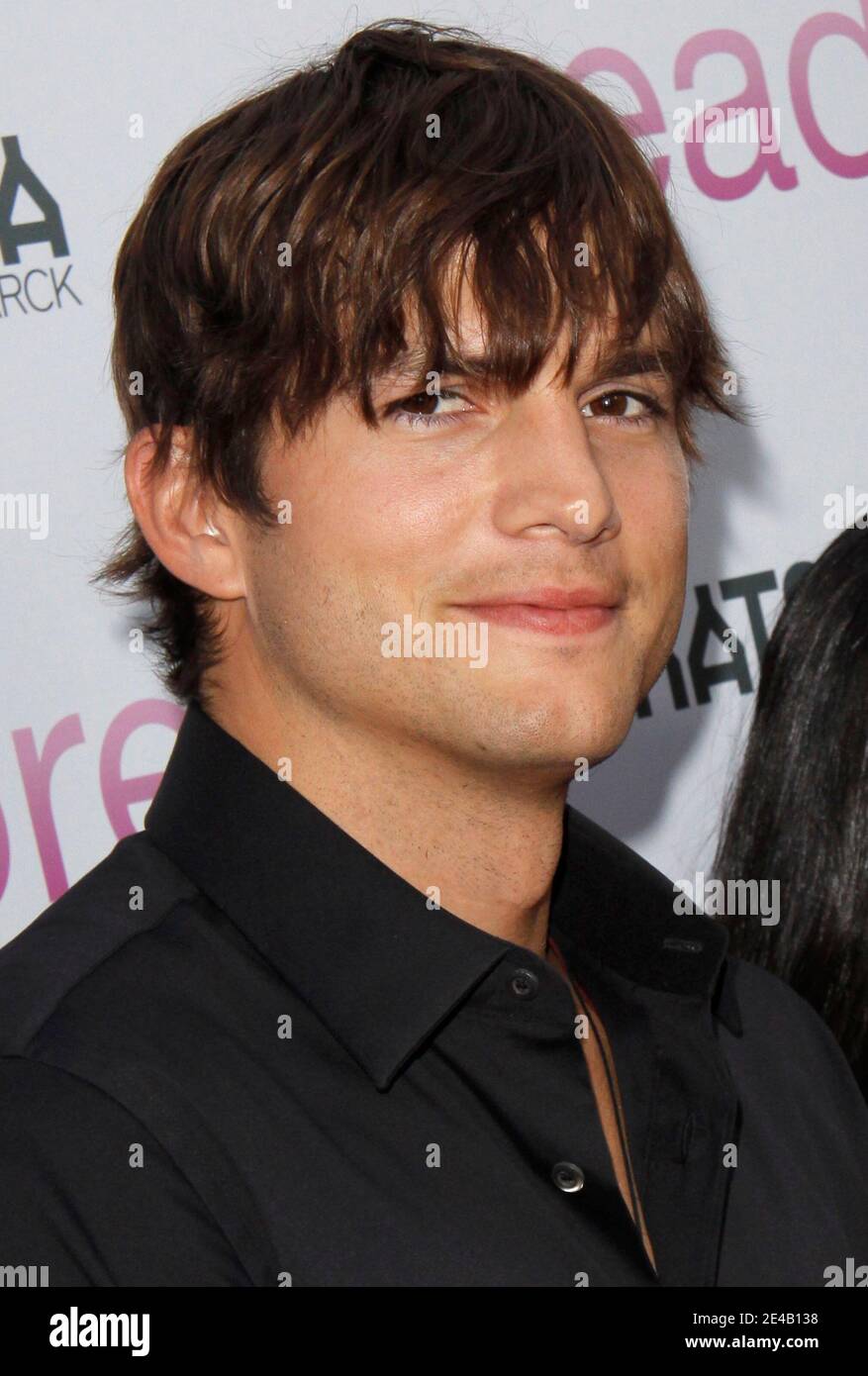 "Ashton Kutcher arriva per il Los Angeles Red Carpet Screening di 'spread' tenuto presso l'Arclight Cinemas Hollywood di Hollywood, Los Angeles, CA, USA il 03 agosto 2009. Foto di Tony DiMaio/ABACAPRESS.COM (nella foto: Ashton Kutcher)' Foto Stock