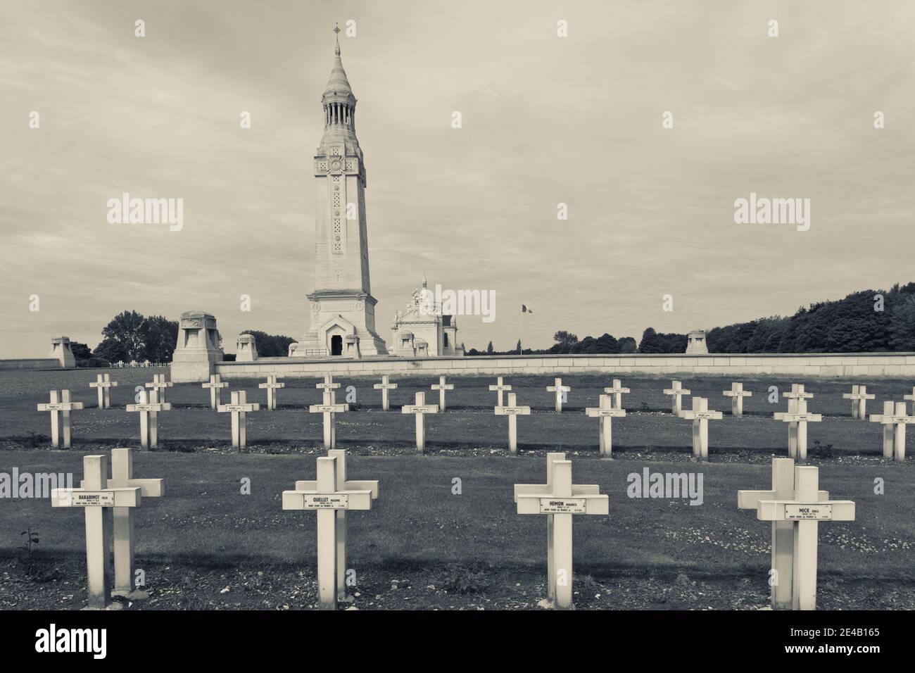 Lapidi in un cimitero, Monumento ai Caduti della prima Guerra Mondiale, Notre Dame de Lorette, Souchez, Pas-De-Calais, Nord-Pas-De-Calais, Francia Foto Stock