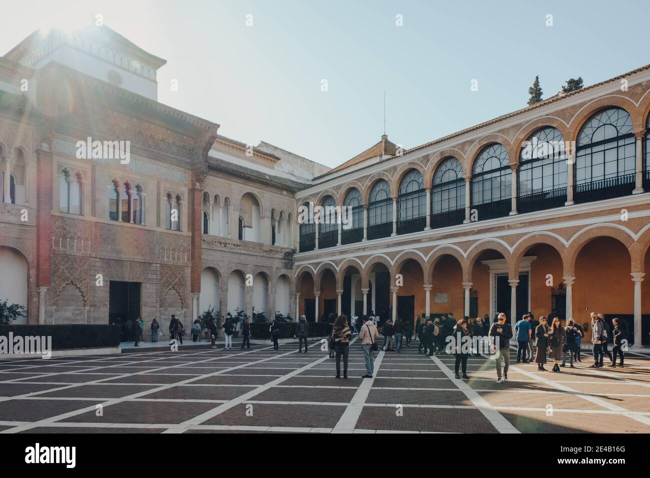 Siviglia, Spagna - 19 gennaio 2020: Persone che camminano sul patio de la Monteria in Alcazar di Siviglia, un palazzo reale costruito per il re cristiano Pietro Foto Stock