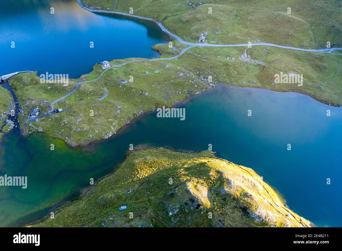 Lago di montagna dall'aria, primi raggi di sole, sentiero escursionistico Foto Stock