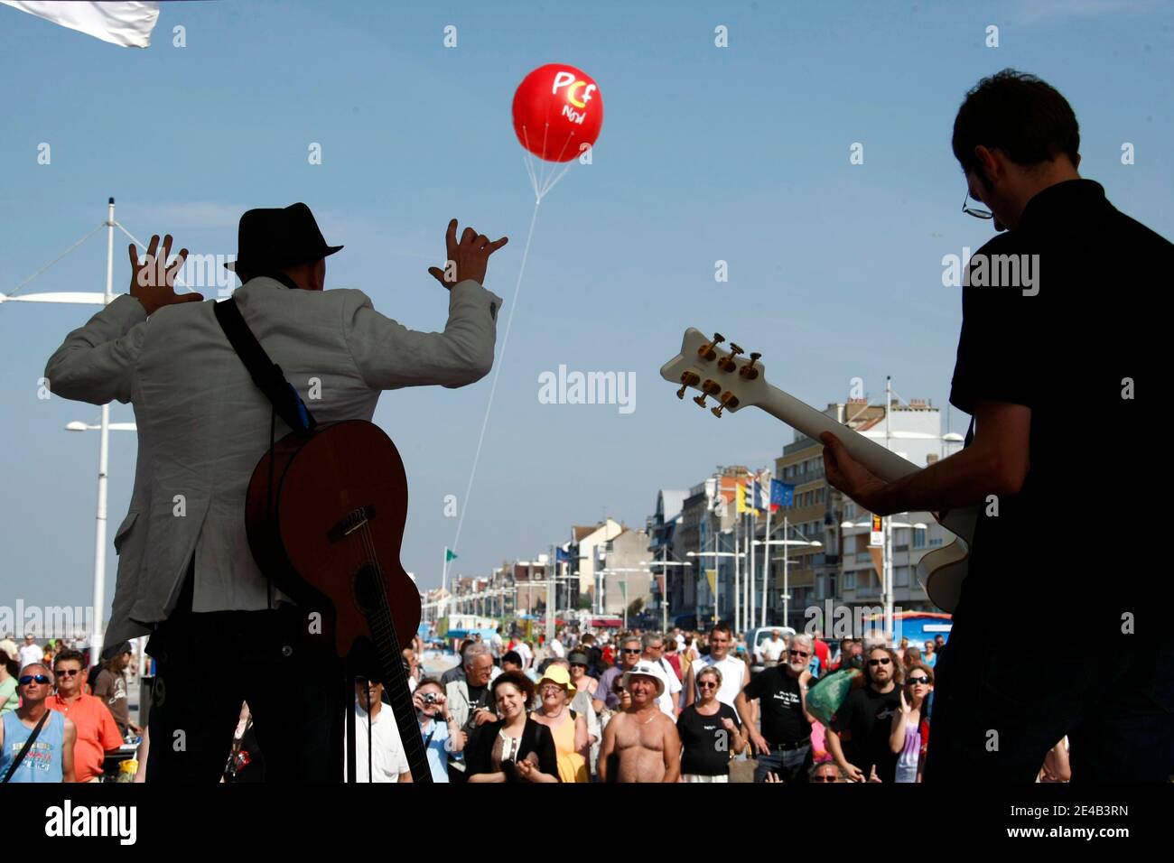 5.000 militants et simpatizants du parti Communiste Francais (PCF) se sont retreuves sur l'immense plage de Malo-les-Bains, Dunkerque, pour la traditionnelle journee a la plage estivale le 18 aout 2009. ICI lors du Concert de Jeff Kino. Foto di Sylvain Foto Stock