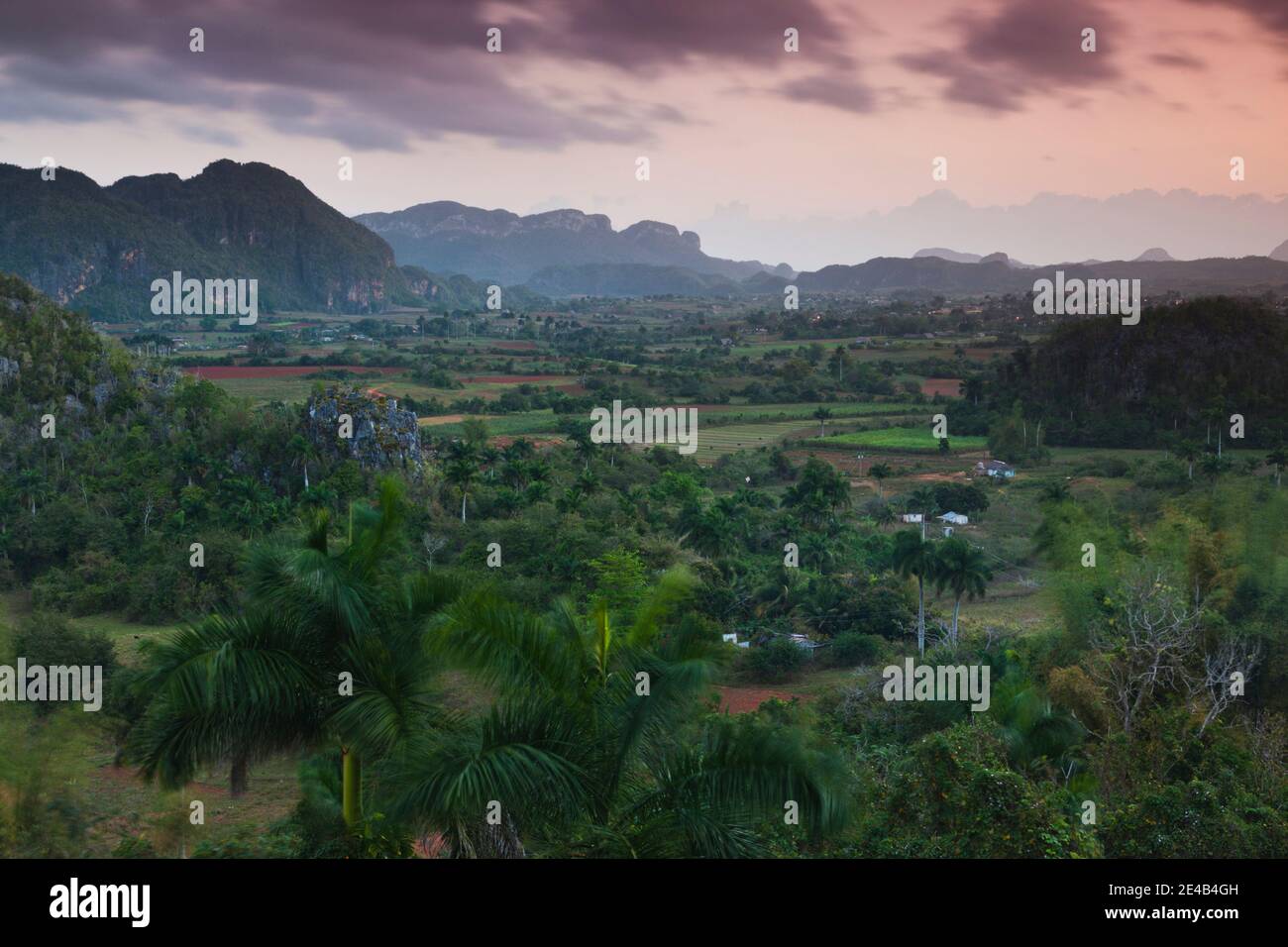 Vista elevata della Valle dei Vinales, Vinales, Pinar del Rio, Cuba Foto Stock