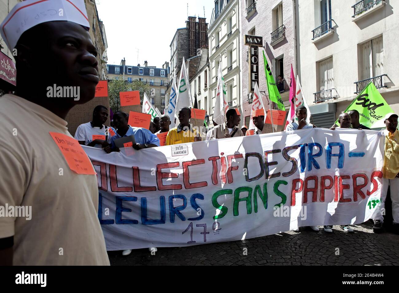 Rue Baudelique partenza de la manifestation 13eme anniversaire de l'occupation de l'eglise St Bernard en 1996. Le collectif des sans papiers dans les locaux desaffectes de la Caisse primaire d Assurance Maladie de la rue Baudelique le 22 aout 2009 a Paris qu'ils occupent depuis le 17 juillet 2009. Cette Occupation dont l'expulsion a ete ordonnee le 29 juillet 2009, fait suite a l'expulsion des sans papiers fin juin qui avaient occupe la Bourse du Travail un pendente di Parigi più d'un an. Le 22 aout 2009, Parigi, Francia. Foto di Stephane Lemouton/ABACAPRESS.COM Foto Stock