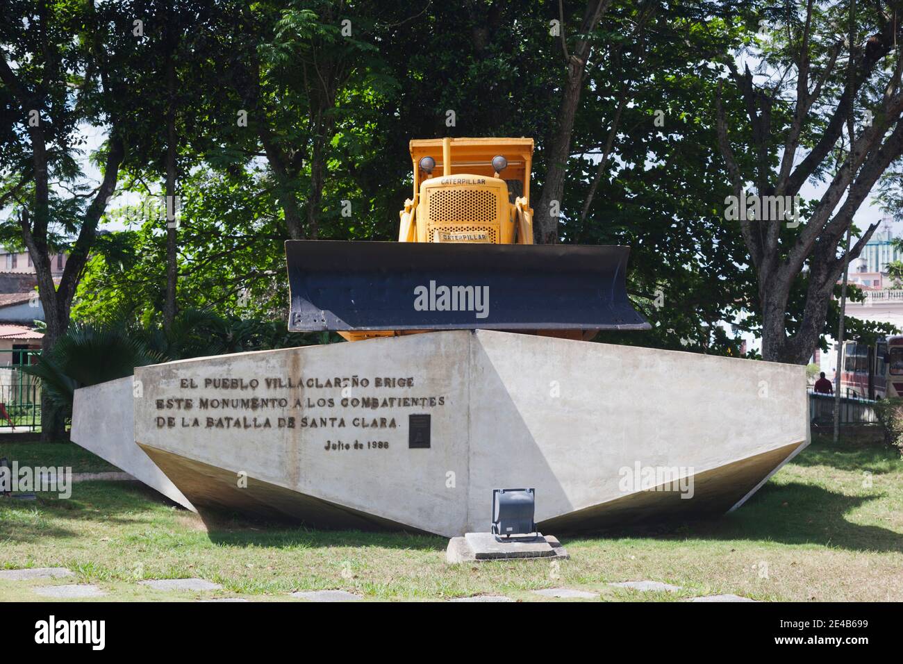 Bulldozer che i guerriglieri utilizzati per tagliare la linea ferroviaria è su un piedistallo al Tren Blindado, Santa Clara, Cuba Foto Stock