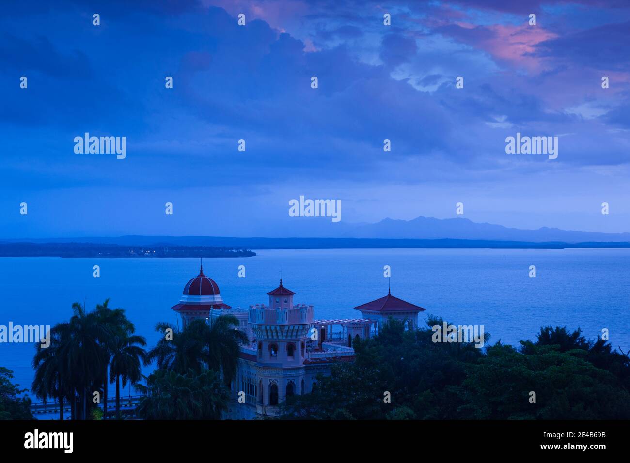 Vista elevata dell'ex palazzo del barone di zucchero, Palacio De Valle, Punta Gorda, Cienfuegos, Cuba Foto Stock