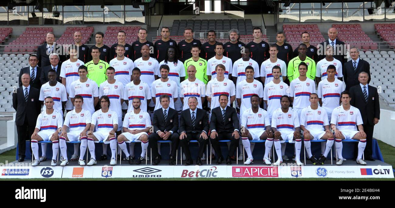 La squadra di calcio dell'Olympique Lyon propone una foto di squadra che  indossa le maglie della squadra mostrando il logo dello sponsor 'Betclic',  un sito Web di gioco online, durante una telefonata