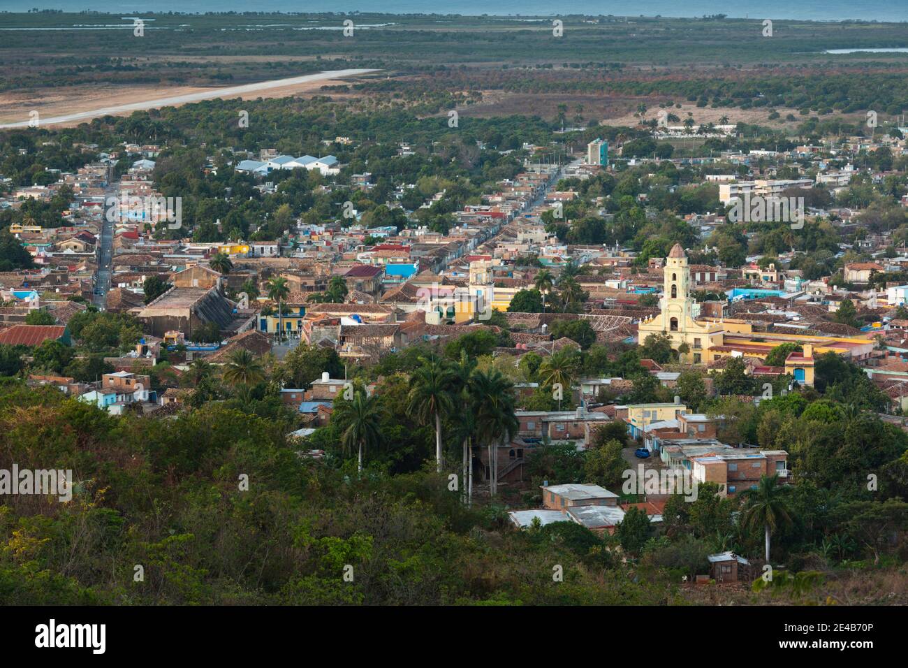 Vista in alto di una città dalla collina Cerro De la Vigia, Trinidad, Provincia Sancti Spiritus, Cuba Foto Stock