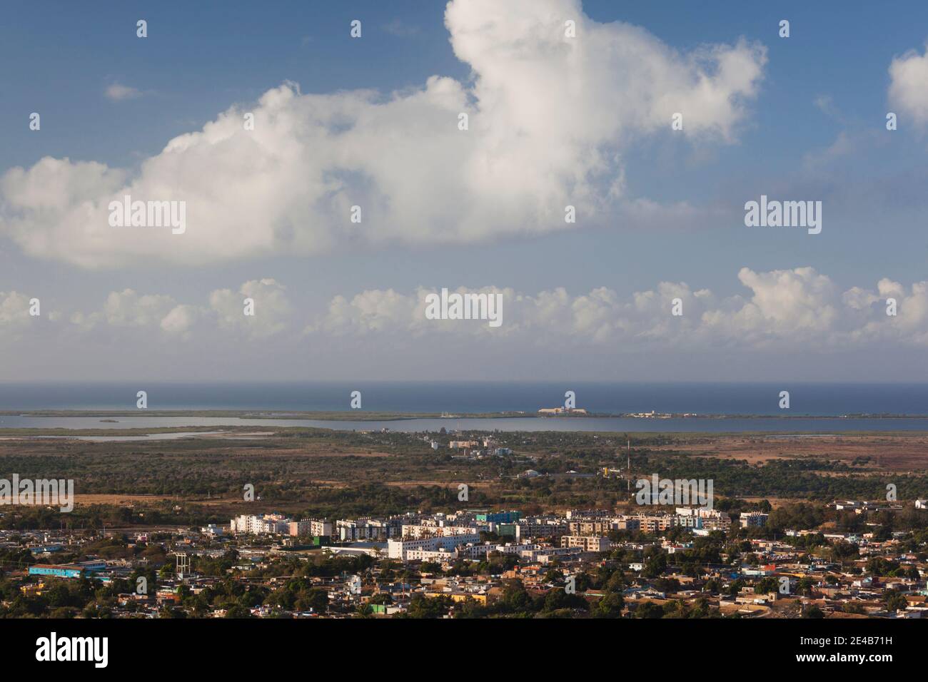 Vista in alto di una città dalla collina Cerro De la Vigia, Trinidad, Provincia Sancti Spiritus, Cuba Foto Stock