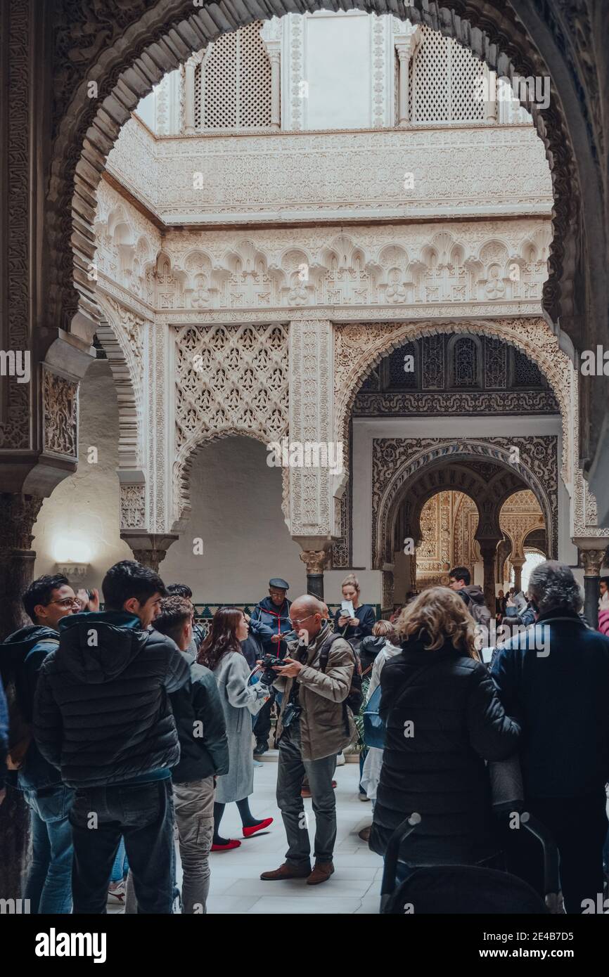 Siviglia, Spagna - 19 gennaio 2020: Vista attraverso l'arco della lobby Alcazar di Siviglia, un palazzo reale costruito per il re cristiano Pietro di Castiglia Foto Stock