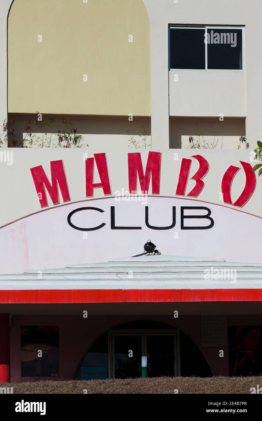 Vista dal basso angolo del nightclub, del Mambo Club, della spiaggia di Varadero, di Varadero, della provincia di Matanzas, di Cuba Foto Stock