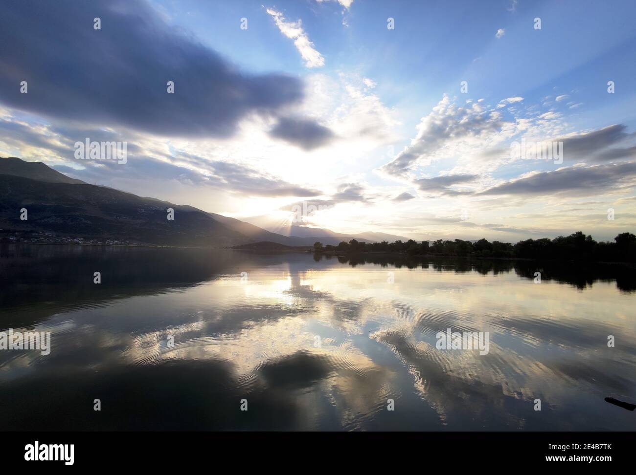 Ein trügerisches Idyll ist der Sonnenaufgang am Pamvotida-See. Der wurde über Jahrzehnte durch Phosphor und landwirtschaftliche Äbwässer verseucht, Ionnina, Epirus, Nordgriechenland Foto Stock