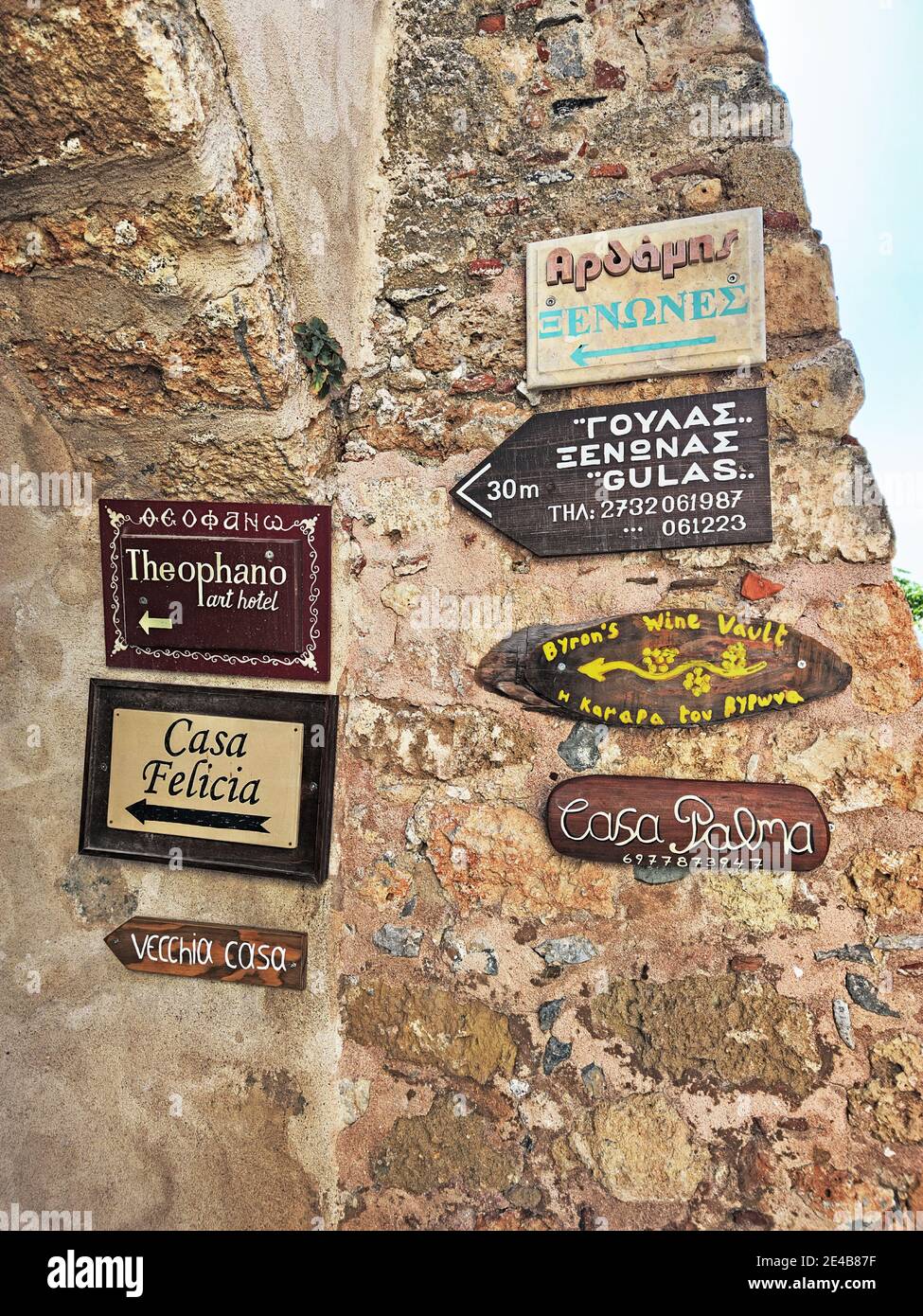 Indicazioni per alberghi e taverne all'ingresso della città bassa di Monemvasia, un luogo magico senza auto, Laconia, Peloponneso, Grecia Foto Stock