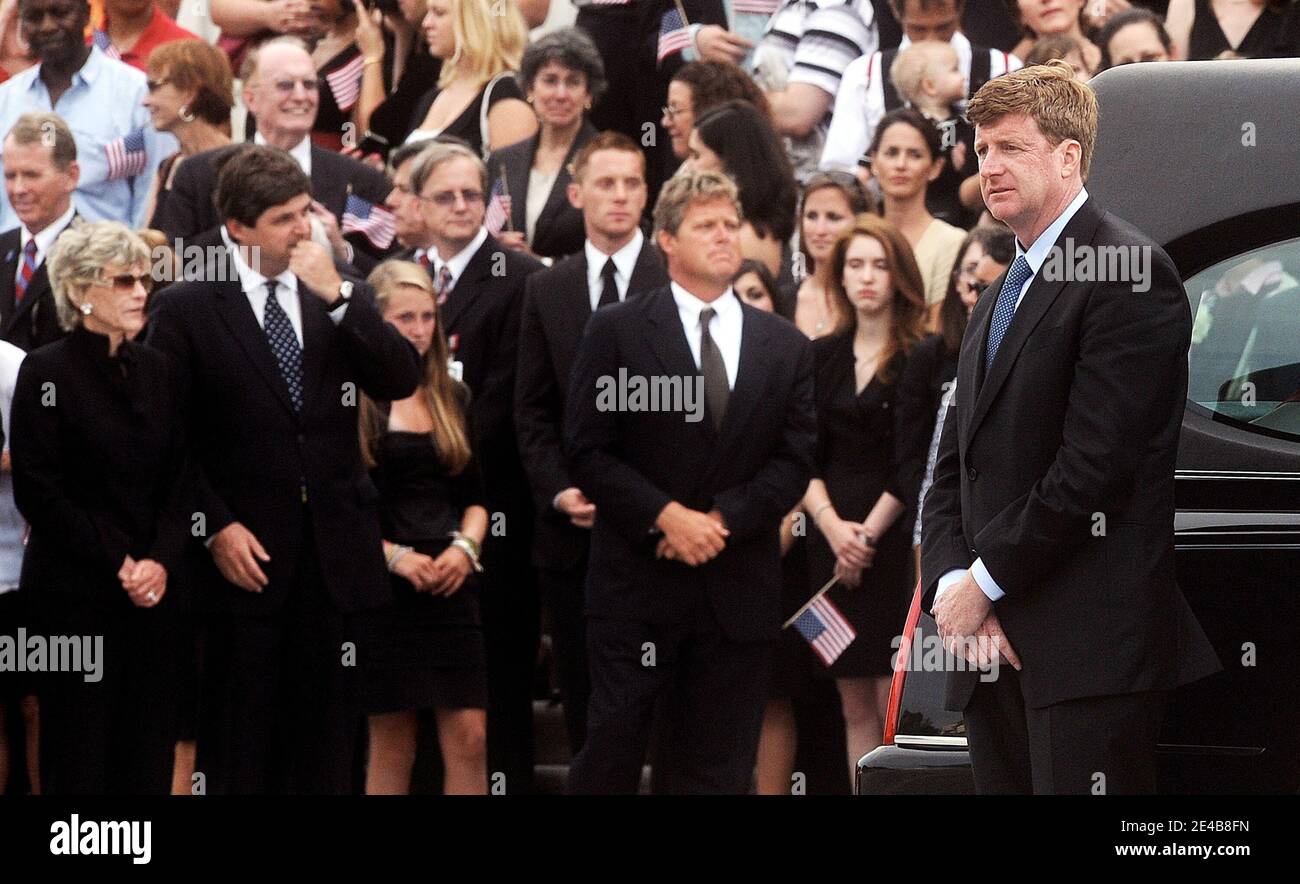 Il congressista Patrick Kennedy (C), D-RI, figlio del defunto senatore americano Edward Kennedy, si trova vicino al cuore che porta i resti del senatore Kennedy al Campidoglio americano il 29 agosto 2009 a Washington, DC, USA. I lutto di tutti gli Stati Uniti e del mondo si sono riuniti per rendere omaggio al senatore Kennedy, che doveva essere sepolto nel cimitero di Arlington accanto ai suoi due fratelli. Foto di Olivier Douliery /ABACAPRESS.COM Foto Stock