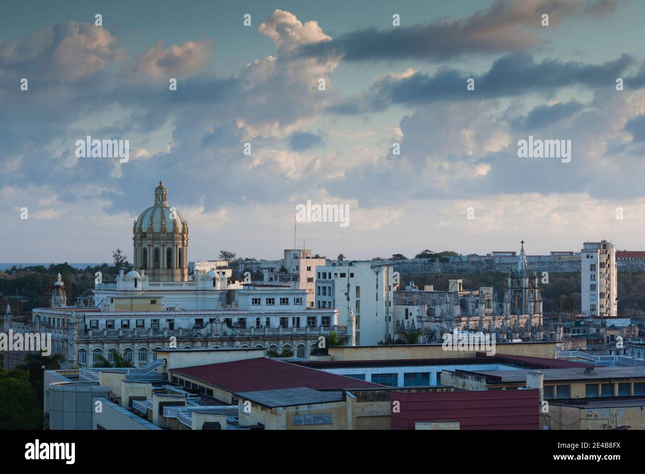 Vista elevata del Museo De la Revolucion in una città, l'Avana Vecchia, l'Avana, Cuba Foto Stock