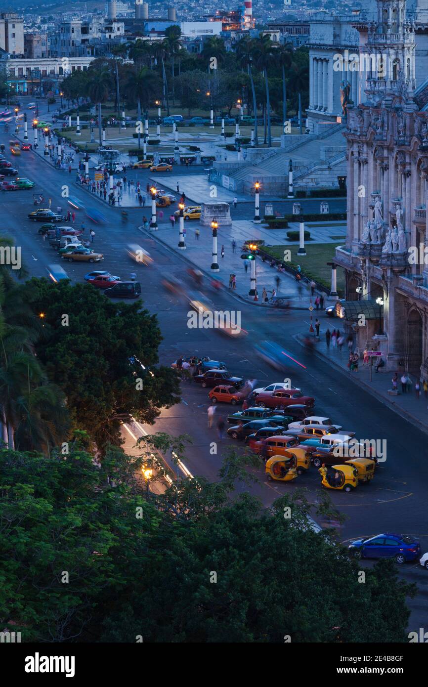 Vista elevata del traffico sulla strada, Parque Central, Old Havana, l'Avana, Cuba Foto Stock