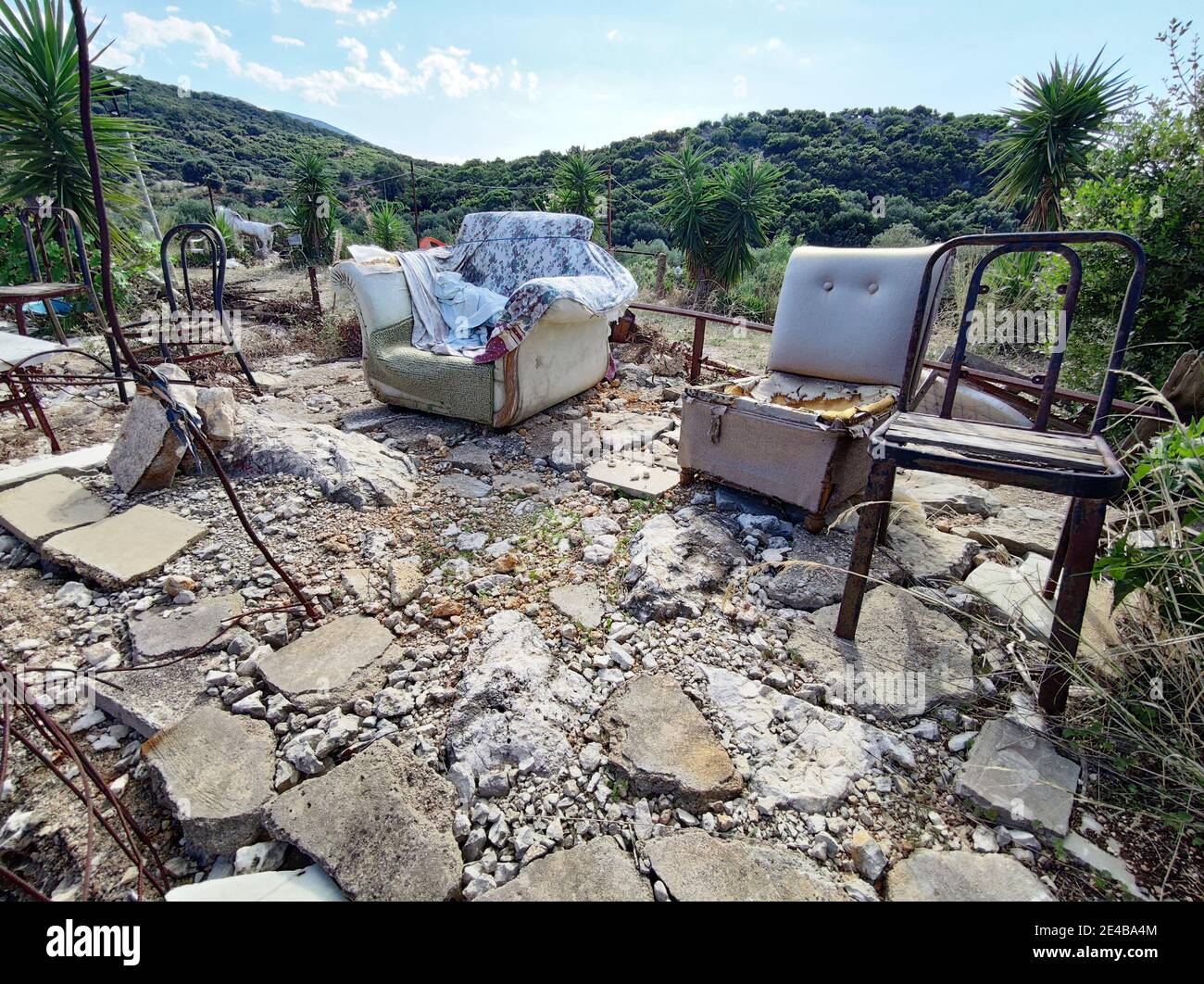 Nell'area di un artista sconosciuto, tra le altre cose, vi sono mobili circondati dal caos. Grecia centrale. Foto Stock