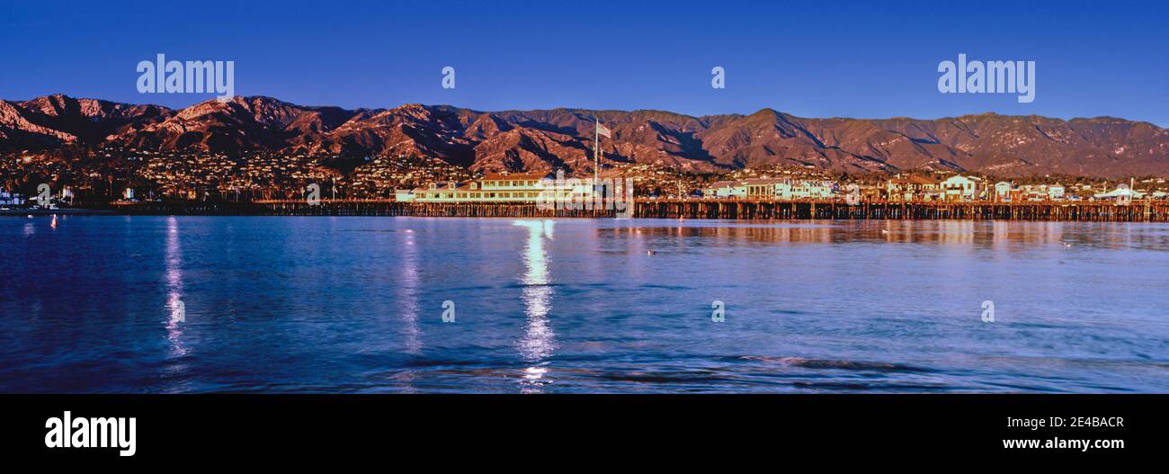 Città e molo sul lungomare, Santa Barbara, California, Stati Uniti Foto Stock Città e molo sul lungomare, Santa Barbara, California, Stati Uniti Foto Stock