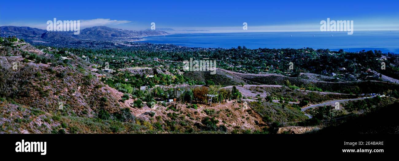 Vista elevata della città sulla costa, Santa Barbara, California, Stati Uniti Foto Stock