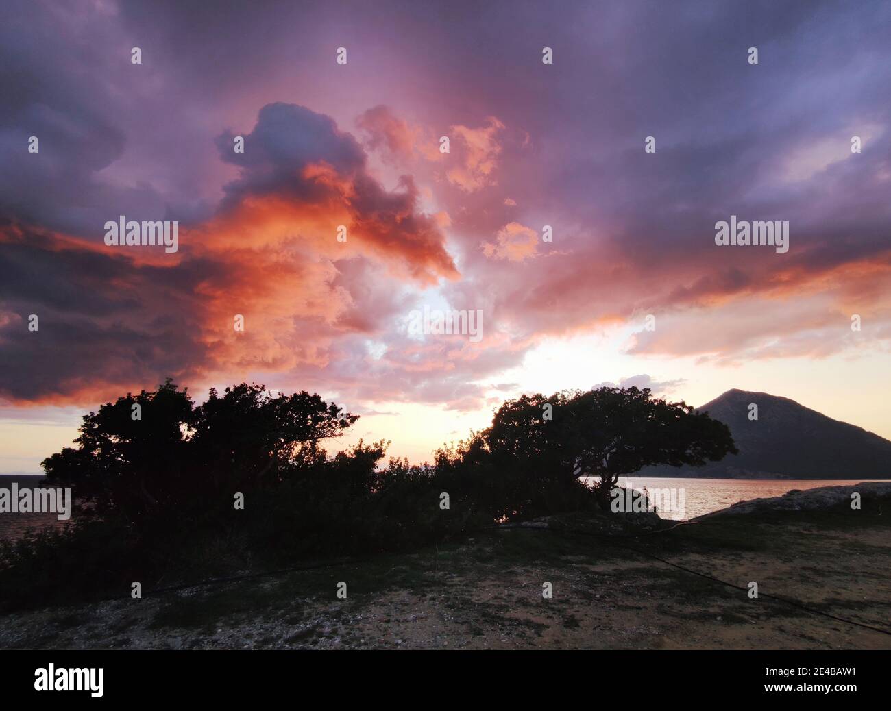 Vista del suono largo quasi due chilometri che separa l'isola di Kalamos dalla terraferma. Mar Ionio, Grecia centrale Foto Stock