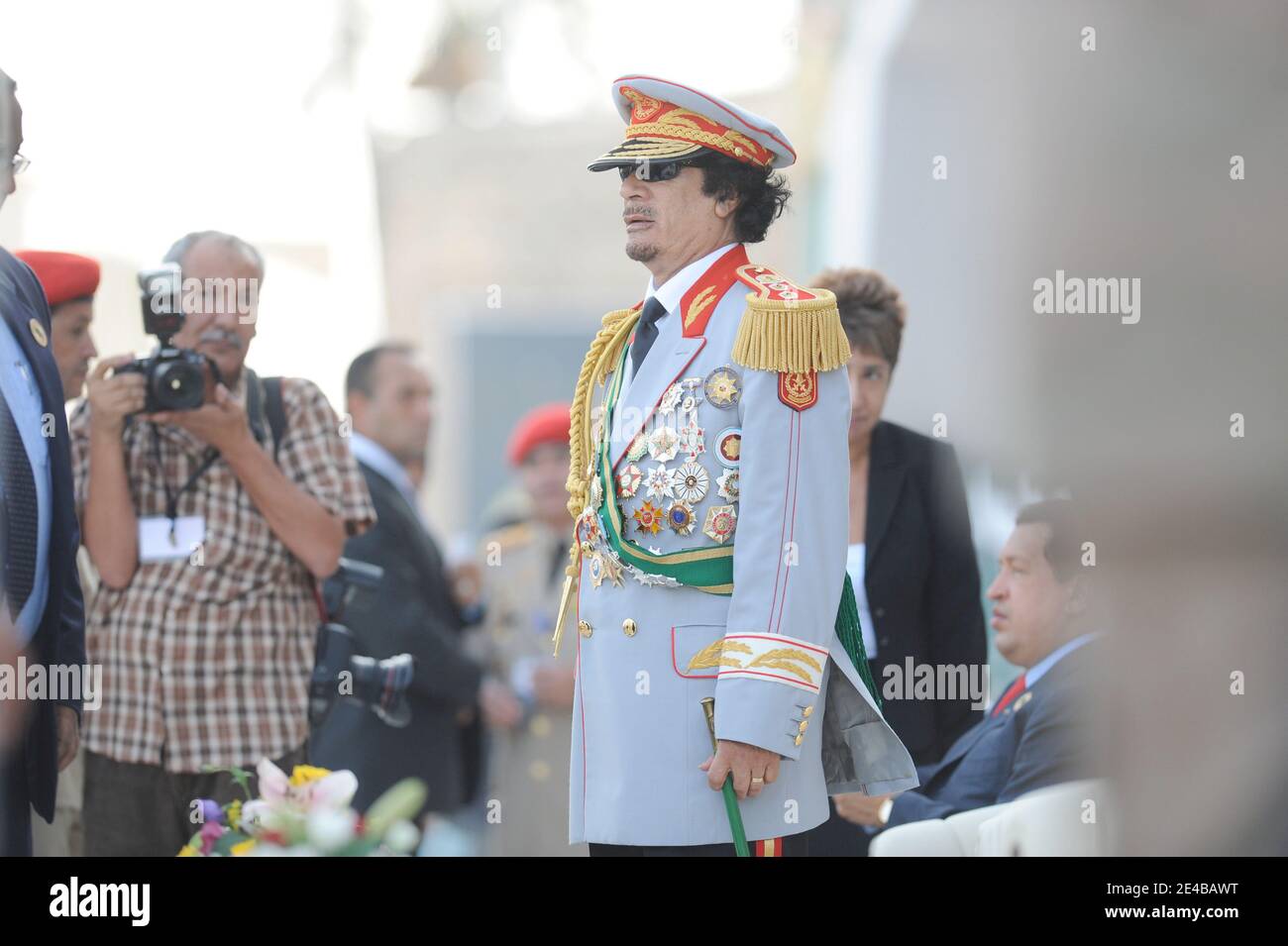 Il leader libico Muammar Gheddafi ha visto prima di una parata militare organizzata a Tripoli, Libia, il 1 settembre 2009, come parte di molte festività per celebrare il 40° anniversario della rivoluzione 'al Fateh', condotta da Muammar Gheddafi, il 1 settembre 1969. La parata comprendeva band provenienti da molti paesi, tra cui la Legione Francese Etrangere ed era frequentata da molti capi di stato. Foto di Ammar Abd Rabbo/ABACAPRESS.COM Foto Stock