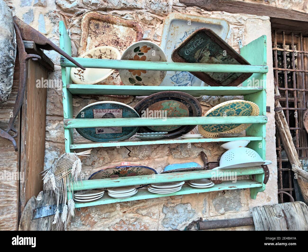 Rustikale dekoration im Außenbereich einer Taverne in Leonigion, Arkadien, Peloponnes, Griechenland Foto Stock
