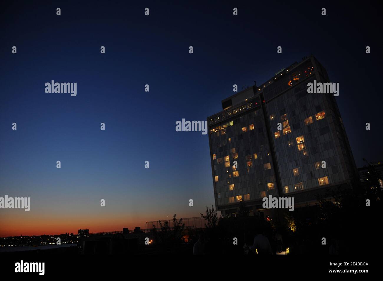 Vista dell'hotel standard Andre Balazs di recente costruzione dalla "Highline" a New York City, NY, USA il 2 settembre 2009. L'ultima creazione di Andre Balazs è una filiale di New York dei suoi modonati hotel Standard. Sorgendo da uno dei cityÀs siti più ricercati, nel cuore del quartiere Meatpacking, due lastre di vetro-tenda letteralmente saltare i binari della High Line, la vecchia ferrovia merci thatÀs è stata trasformata in un parco su palafitte. Il design spansÀand espande il onÀa secolo di architettura moderna. Foto di Mehdi Taamallah/ABACAPRESS.COM Foto Stock